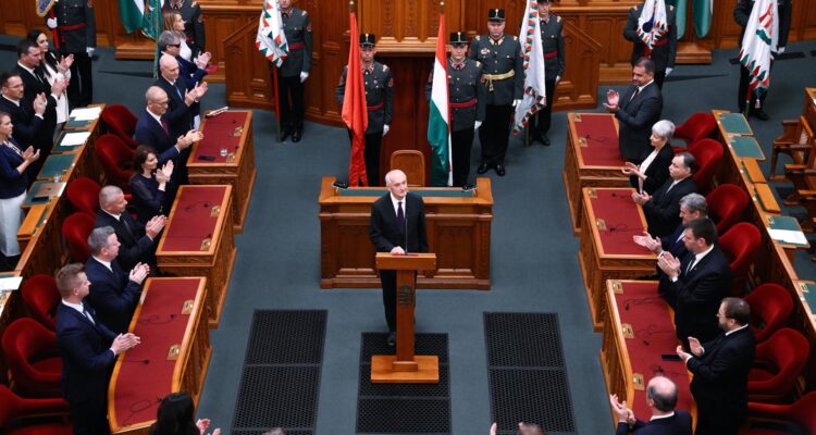 El presidente electo de Hungría, Andras Baka, durante una sesión plenaria extraordinaria del Parlamento en Budapest