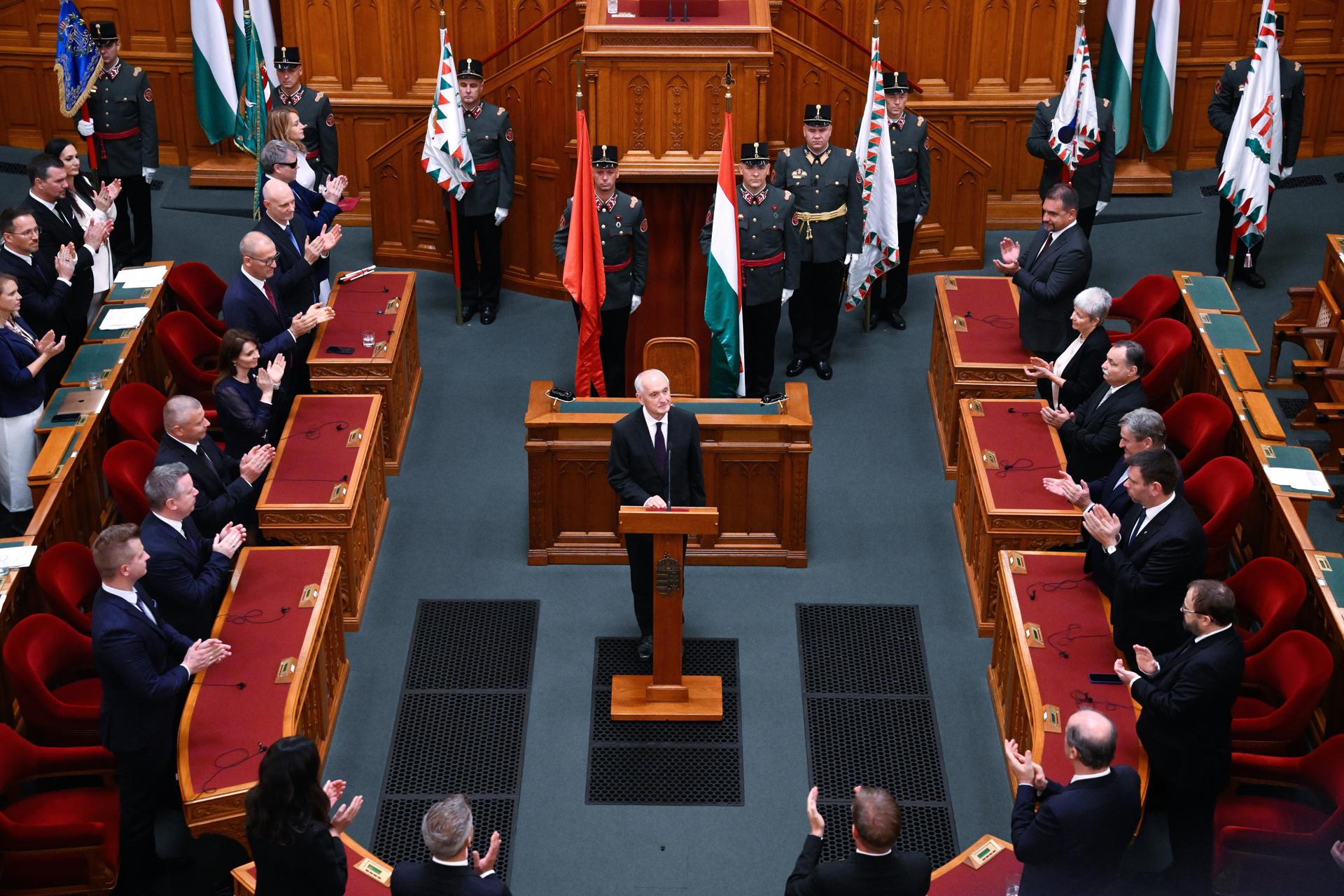El presidente electo de Hungría, Andras Baka, durante una sesión plenaria extraordinaria del Parlamento en Budapest