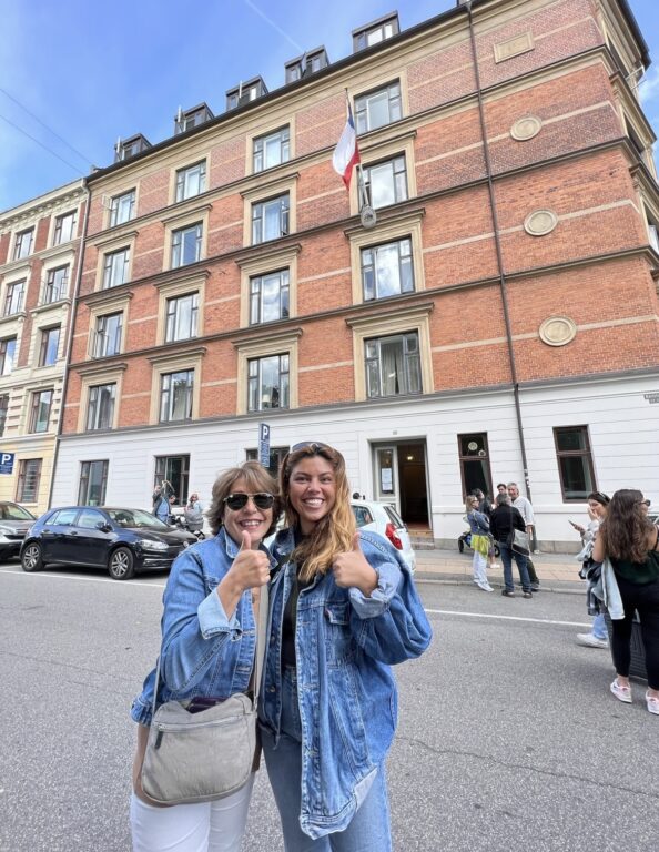Estefanía Bozzo junto a su madre en Dinamarca