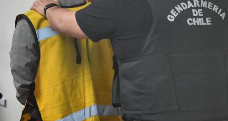 Imputado queda en prisión preventiva en Chaitén: pedía imágenes de connotación sexual a niña que contactó por redes sociales