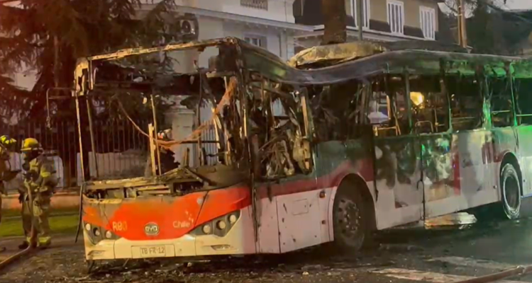 Incendio afectó a bus eléctrico de RED en Providencia: pasajeros fueron evacuados