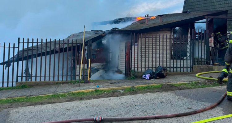 Al menos dos casas destruidas deja incendio en Concón