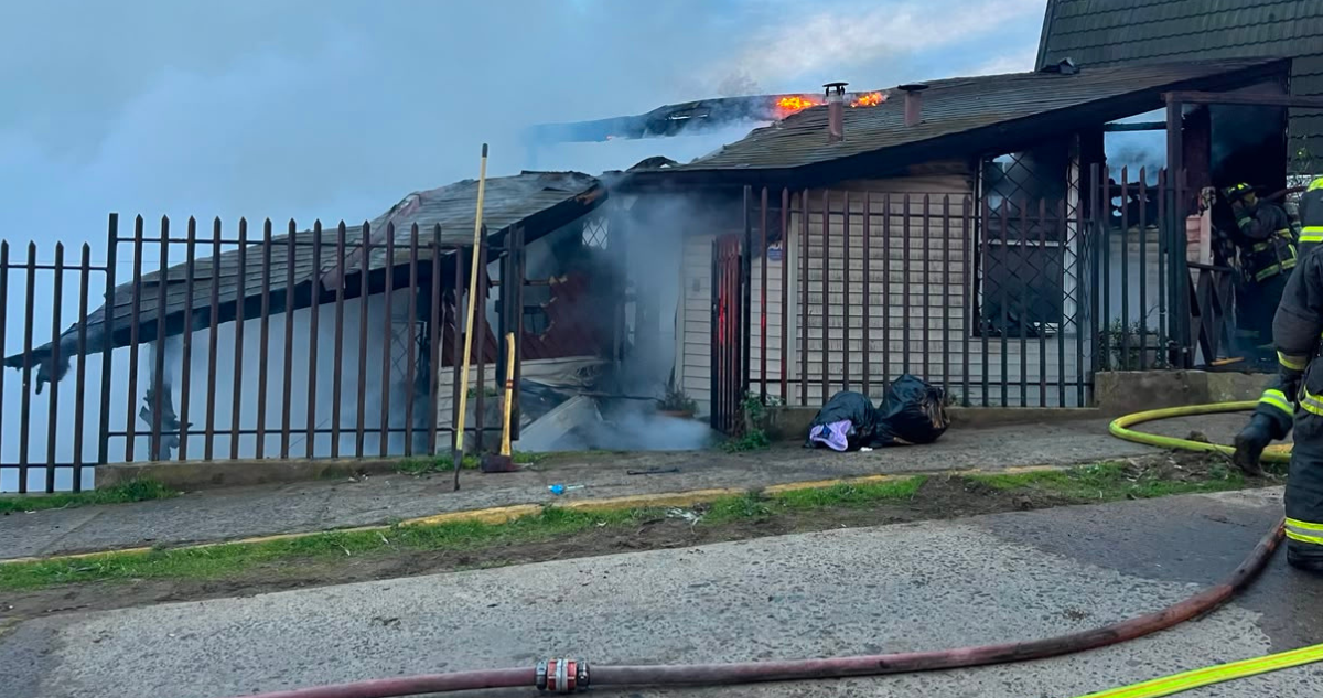 Al menos dos casas destruidas deja incendio en Concón