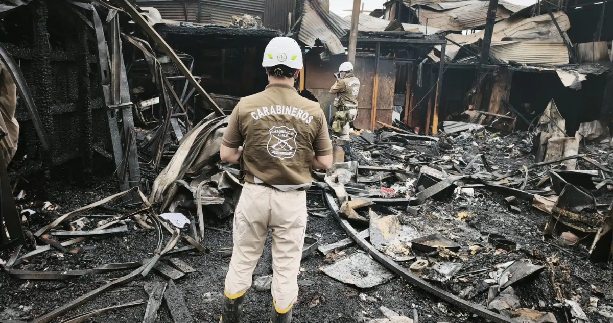 https://media.biobiochile.cl/wp-content/uploads/2026/08/incendio-consumio-10-viviendas-y-dejo-55-damnificados-en-campamentos-del-sector-norte-de-antofagasta.png