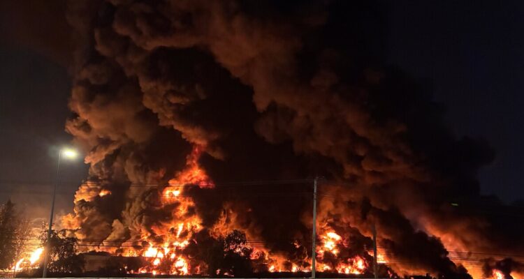 Sigue el combate del gigantesco incendio en empresa de Quilicura: hay clases suspendidas