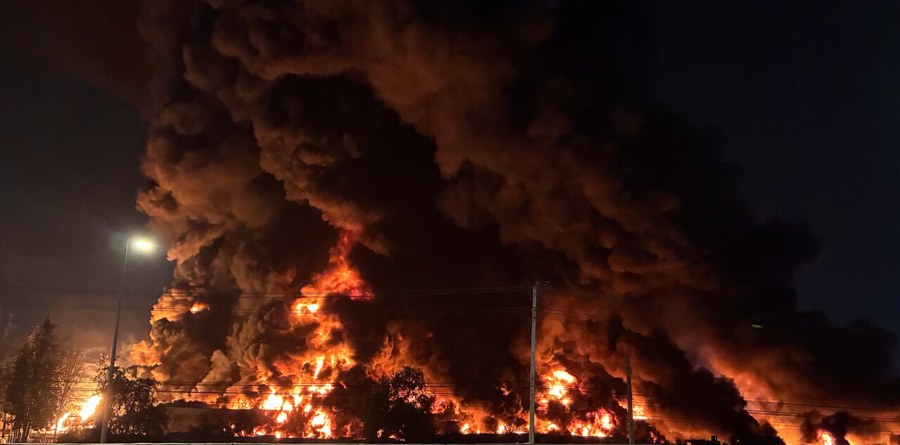 Sigue el combate del gigantesco incendio en empresa de Quilicura: hay clases suspendidas