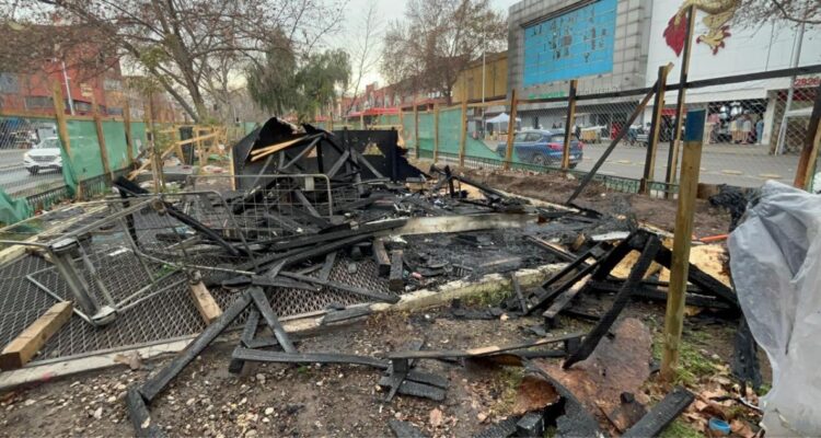 Incendio en ruco de Santiago deja dos personas heridas de gravedad