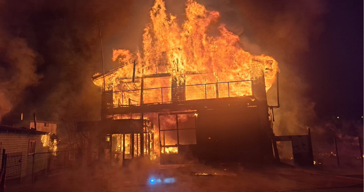 Una Compañía de Bomberos y dos carros bomberiles destruidos deja incendio en Los Lagos