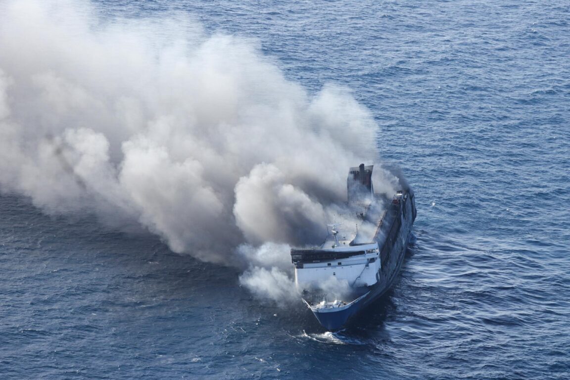 ferry incendiándose