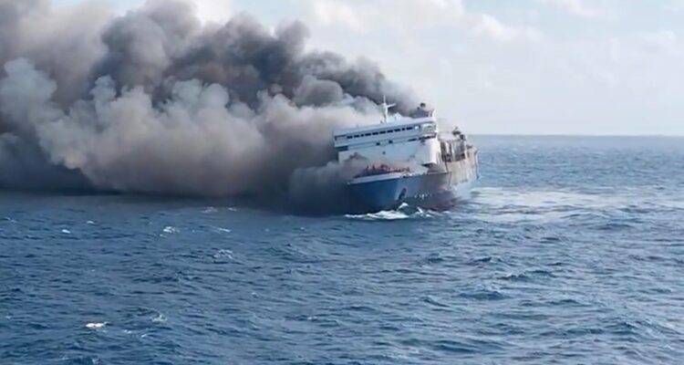 ferry incendiándose