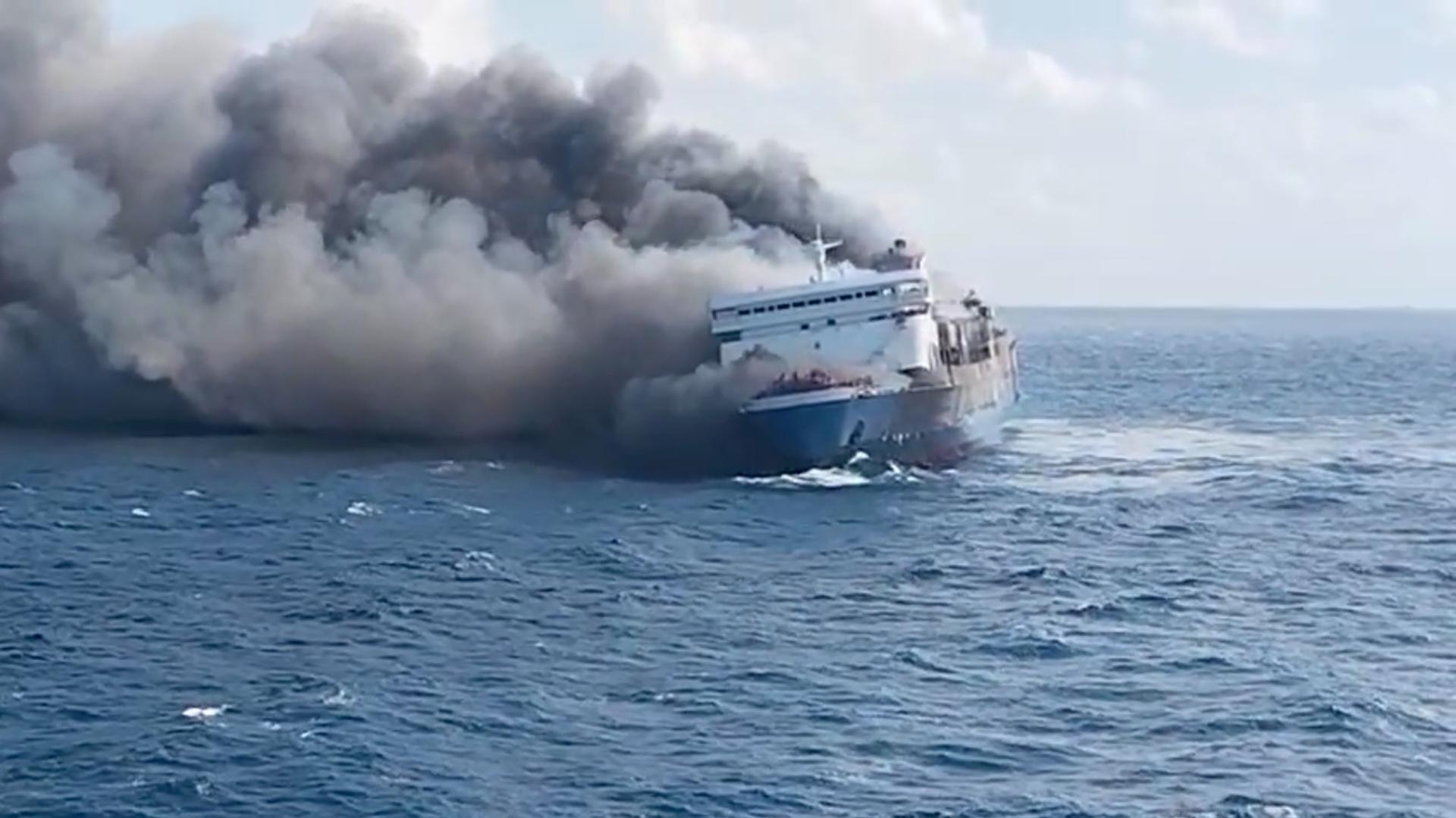 ferry incendiándose