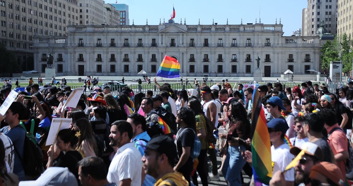 “Inédito atentado”: Movilh denuncia multa y orden de arresto por Marcha del Orgullo frente a La Moneda