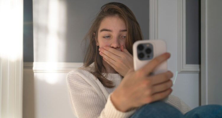 “POV: Soltera, sin hijos ni amigos”: Los influencers de la soledad, antítesis del exceso de las redes