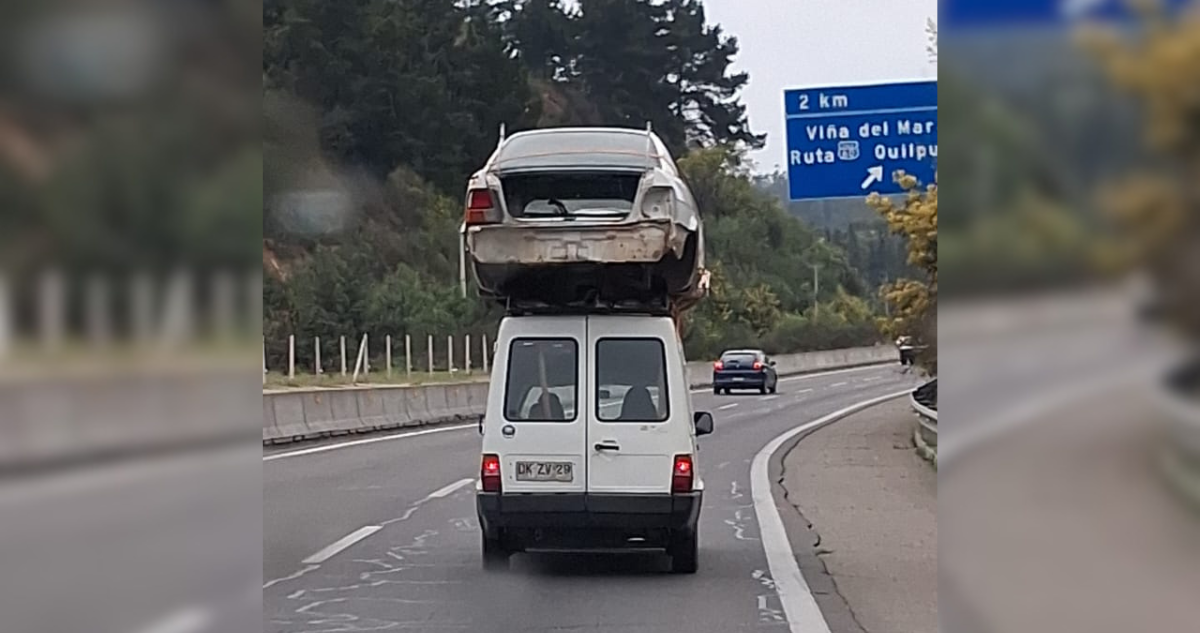 Insólito traslado: furgoneta llevaba auto casi completo sobre su parrilla en plena Ruta 68
