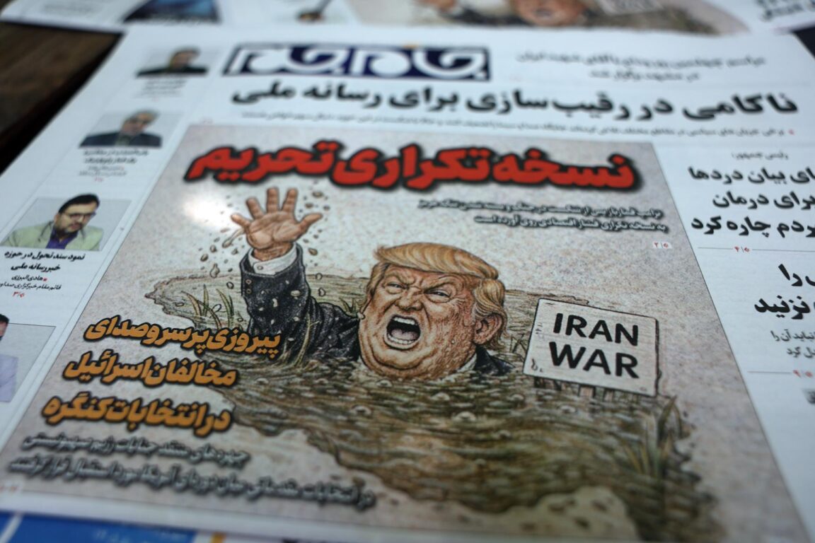 Diario iraní con una caricatura de Donald Trump en referencia a la nueva amenaza económica contra Teherán