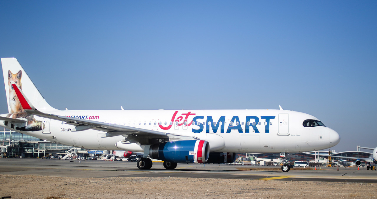 Embargan cuentas corrientes de JetSmart por traer extranjeros sin documentación necesaria a Chile