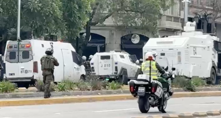 "Jornada de agitación" secundaria en Santiago termina con barricadas, fuegos artificiales y detenidos