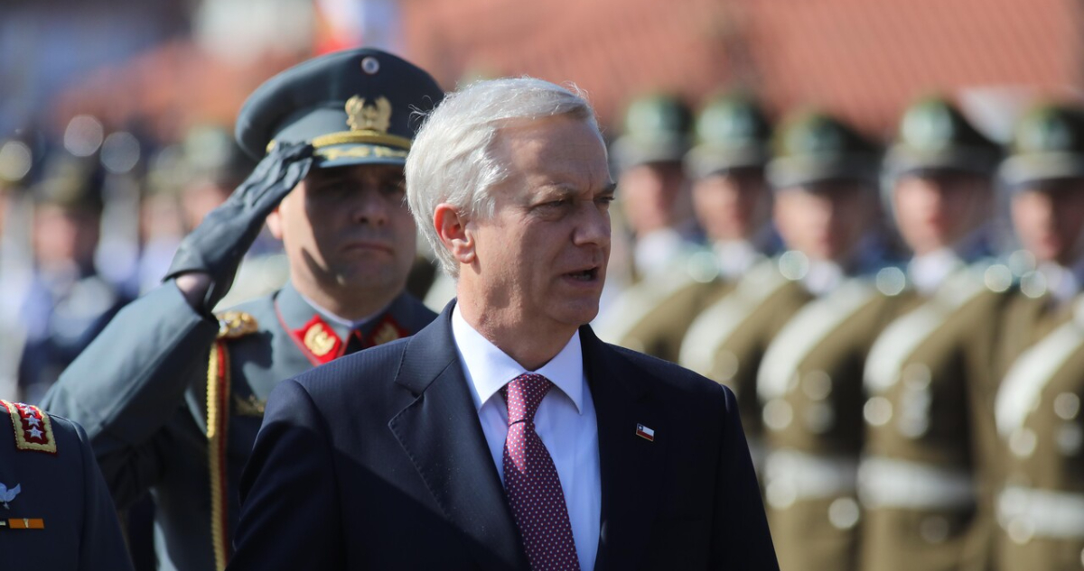 Kast aterriza en Magallanes tras tensión diplomática con Argentina por el estrecho