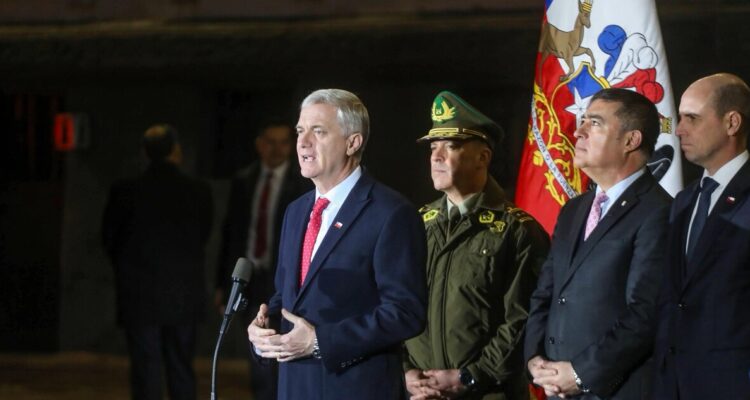 “La mano ha cambiado”: Presidente Kast lidera operativo policial en la Plaza de Armas de Santiago