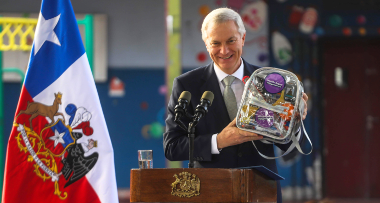 Kast promulga Ley Escuelas Protegidas y respalda revisión de mochilas: “El que nada hace, nada teme”