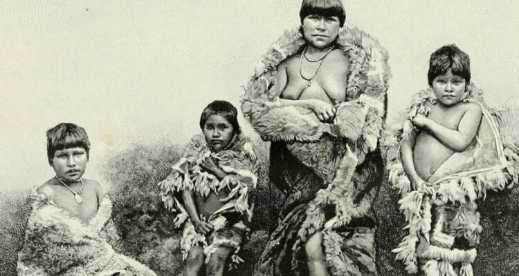 Foto de una familia kawésqar