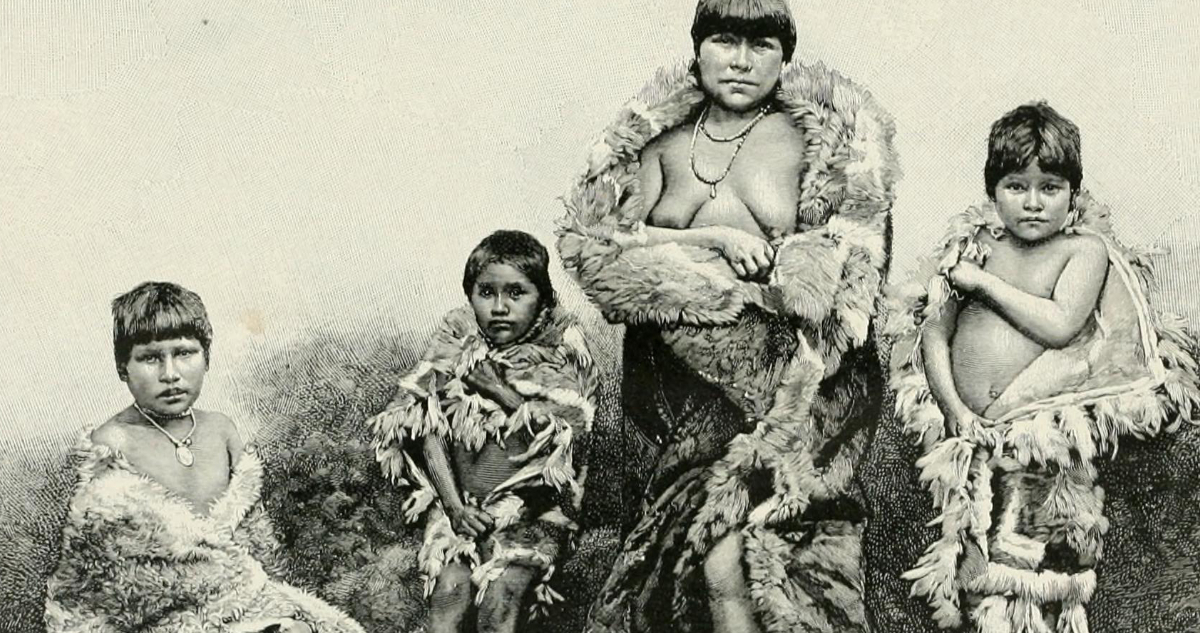 Foto de una familia kawésqar