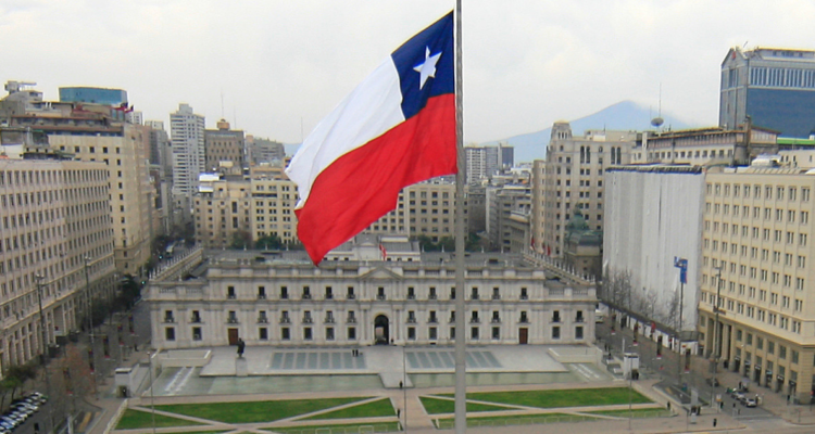Bandera de Chile frente a La Moneda.