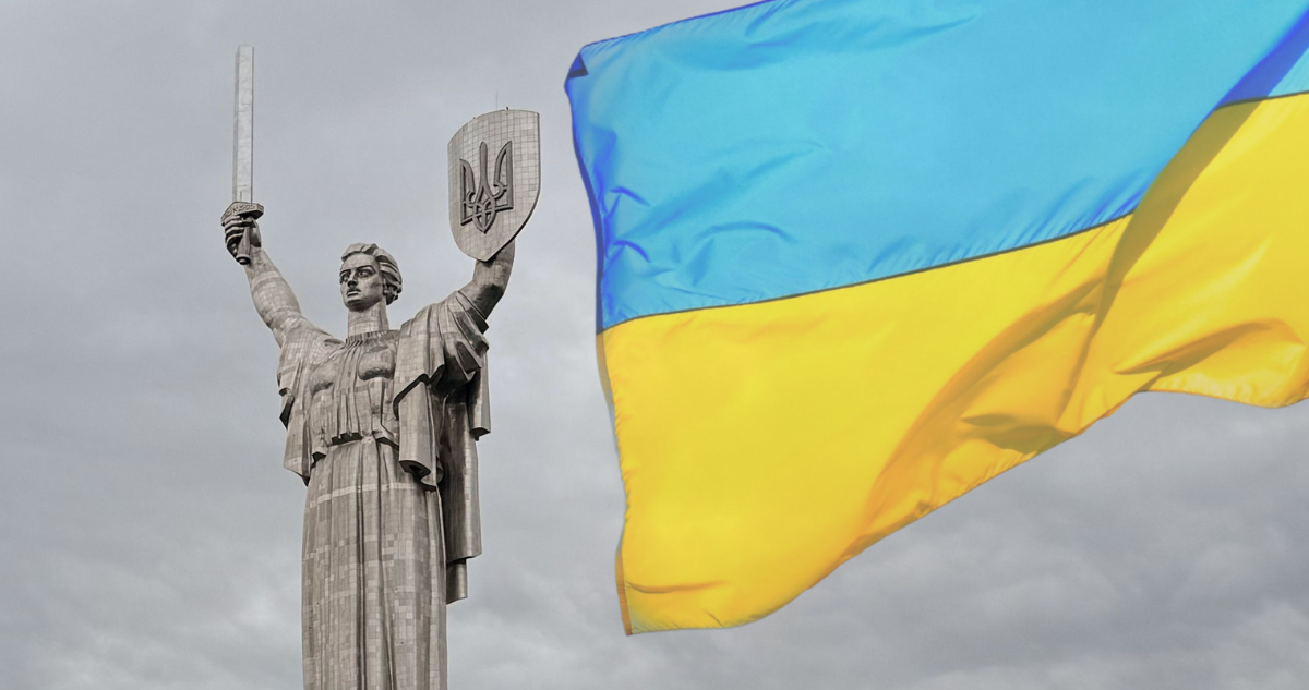 Monumento con escudo de Ucrania. Bandera de Ucrania.