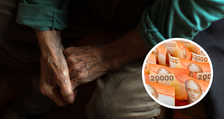 Manos de adulto mayor y billetes.