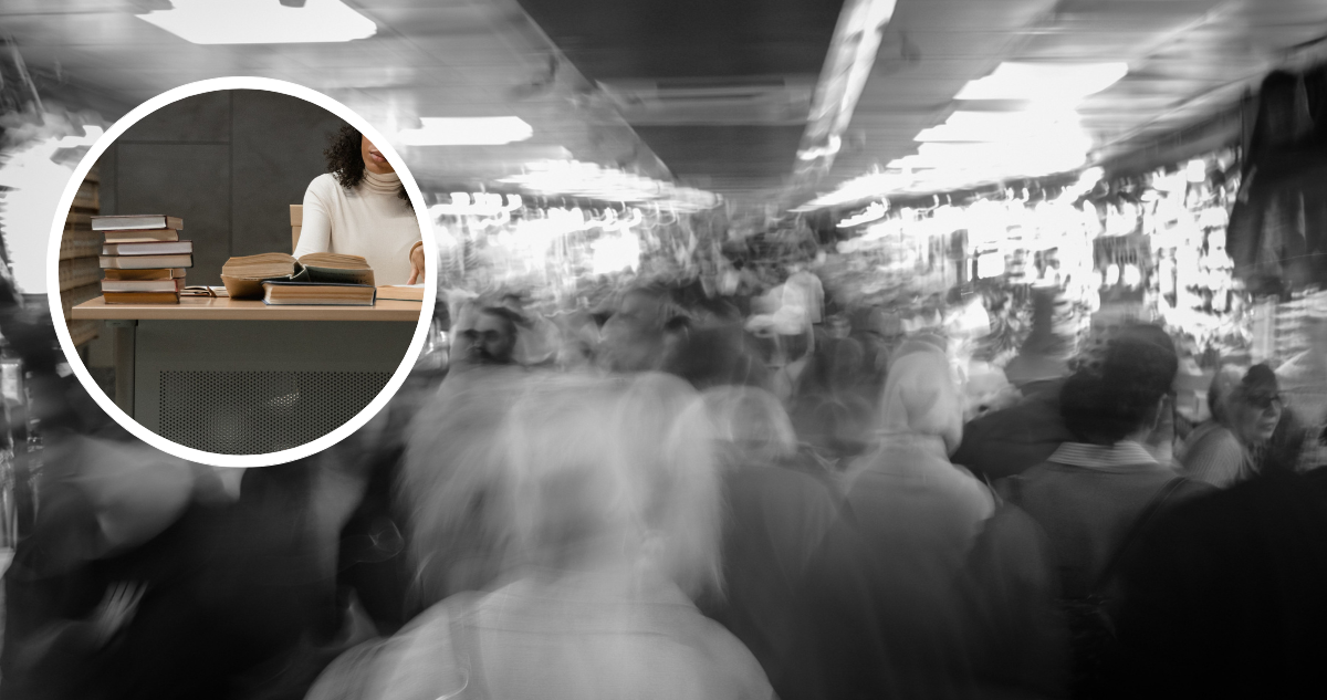 Multitud difuminada. Persona con varios libros en su escritorio.