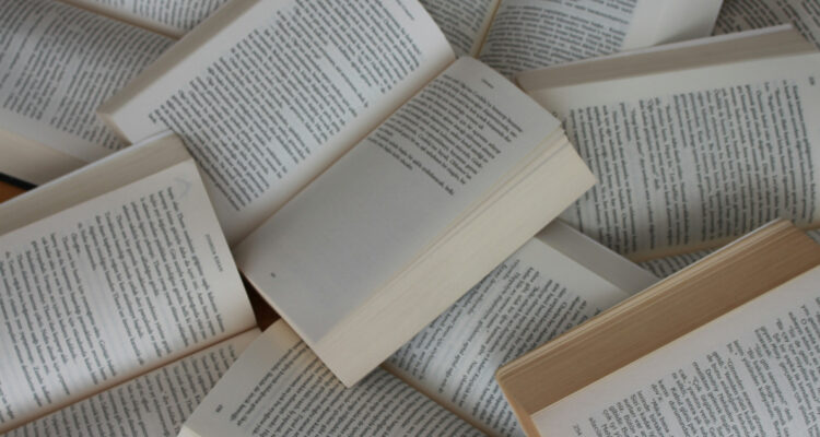 Foto de libros para ilustrar nota sobre el escaneo destructivo de la IA