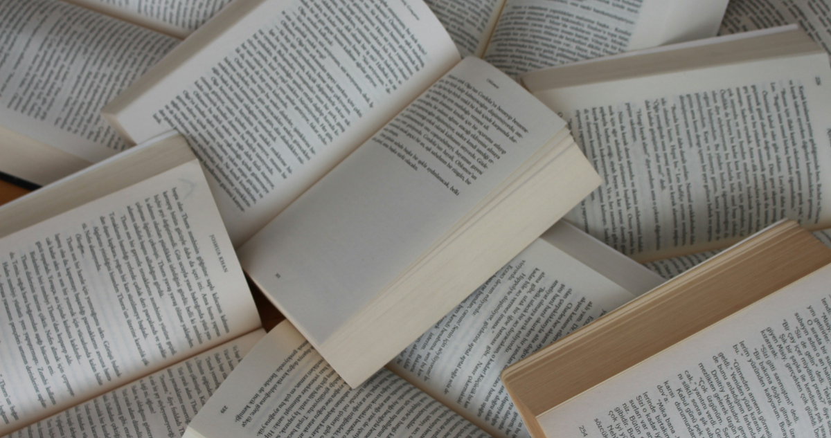 Foto de libros para ilustrar nota sobre el escaneo destructivo de la IA