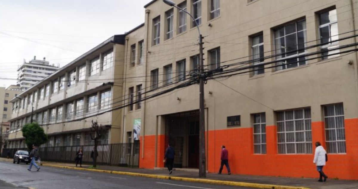 https://media.biobiochile.cl/wp-content/uploads/2026/08/liceo-gabriela-mistral-temuco.png