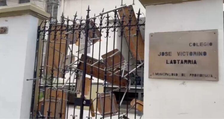 Estudiantes del Liceo Lastarria protagonizan nueva toma del recinto: horas después lo abandonaron