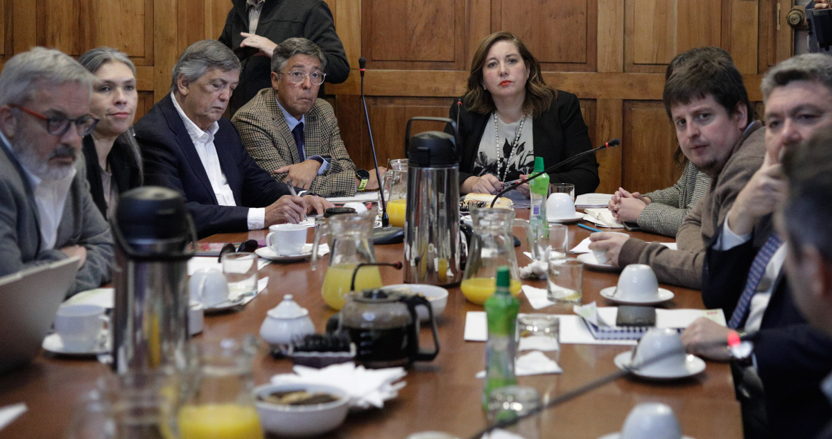 Foto de contexto de reunión de partidos políticos de oposición.