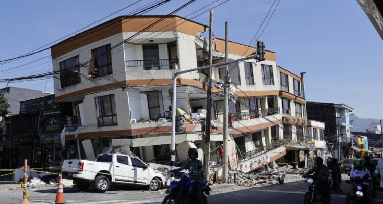 Edificación destruida tras el terremoto de magnitud 7,4 en Pereira, Colombia