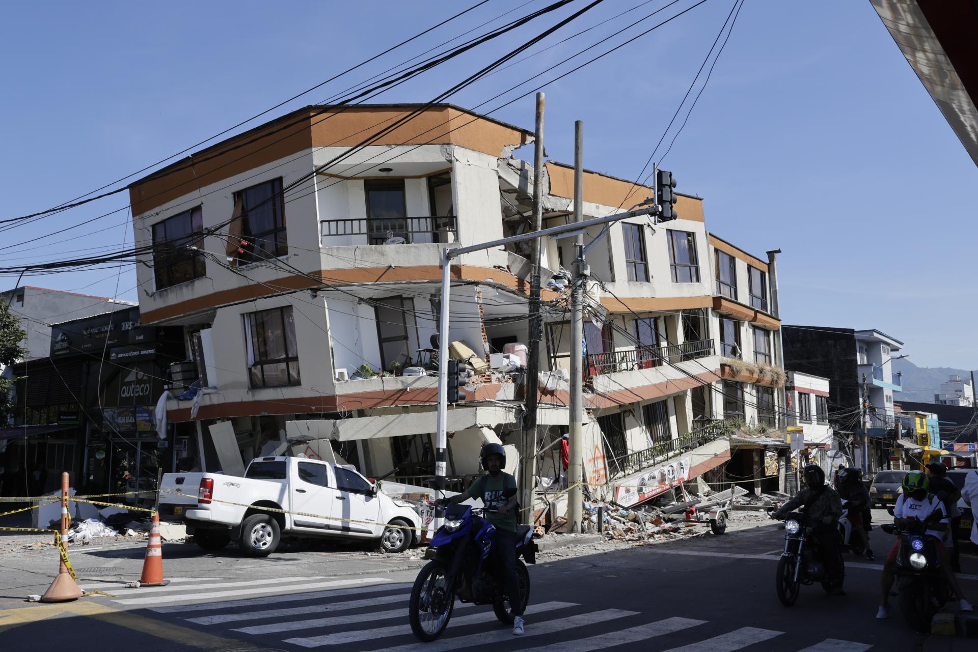 Edificación destruida tras el terremoto de magnitud 7,4 en Pereira, Colombia