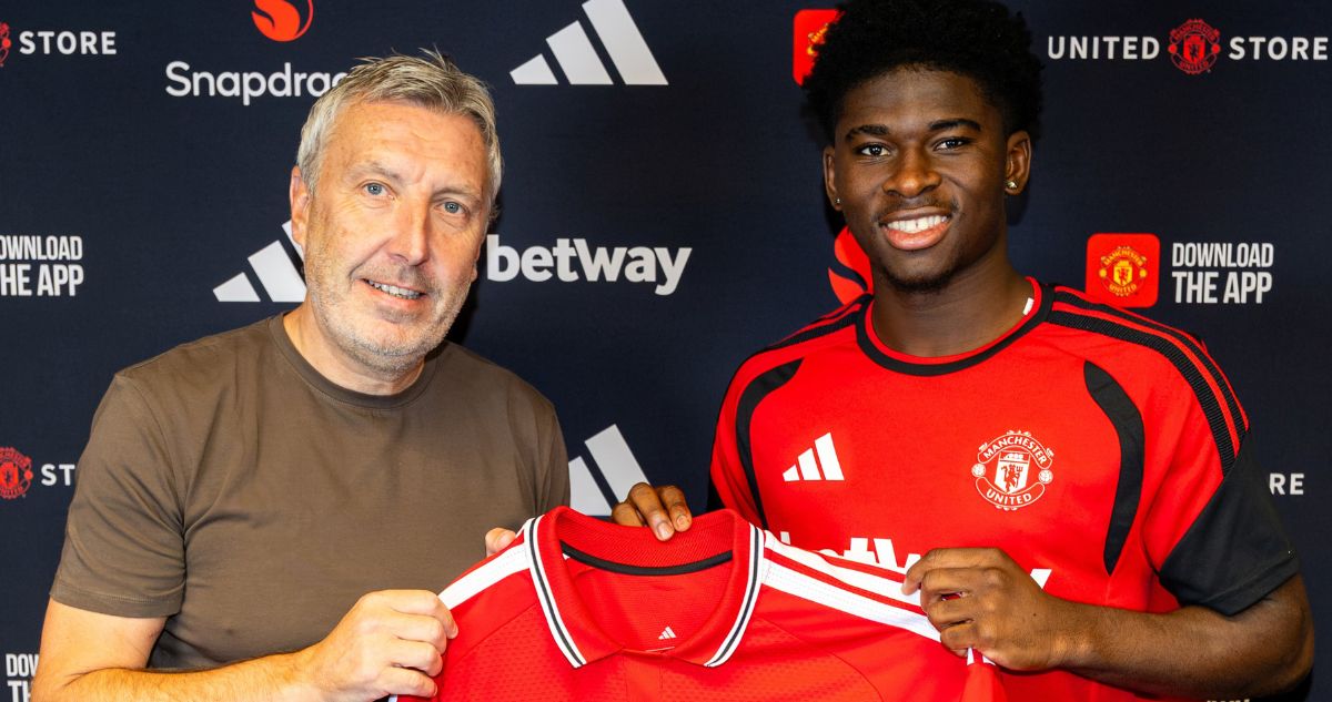 Carlos Baleba fue presentado en el Manchester United.