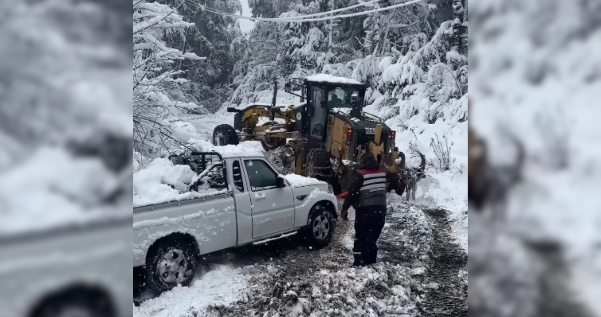 Más de 30 familias estarían aisladas en Pucón tras intensas nevadas: trabajan para despejar caminos