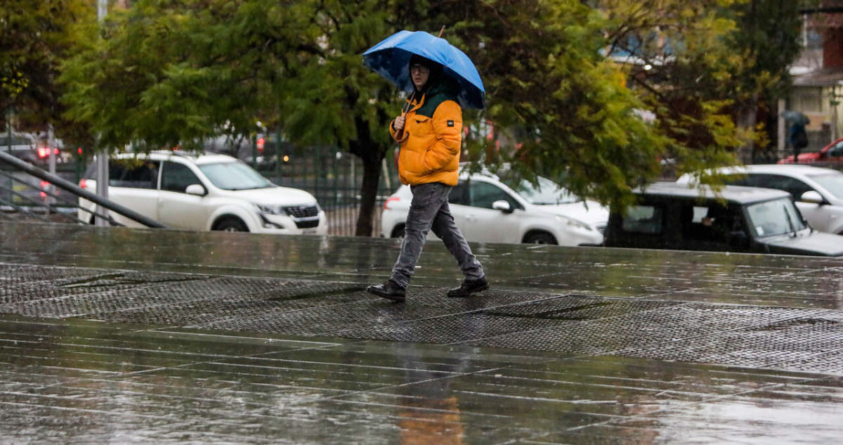 Más de 60 mm en Santiago: Senapred reporta afectaciones y alerta por lluvias en el norte