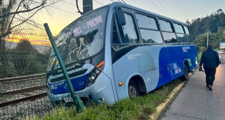 https://media.biobiochile.cl/wp-content/uploads/2026/08/micro-chiguayante-escasos-metros-linea-ferrea-750x400.jpg