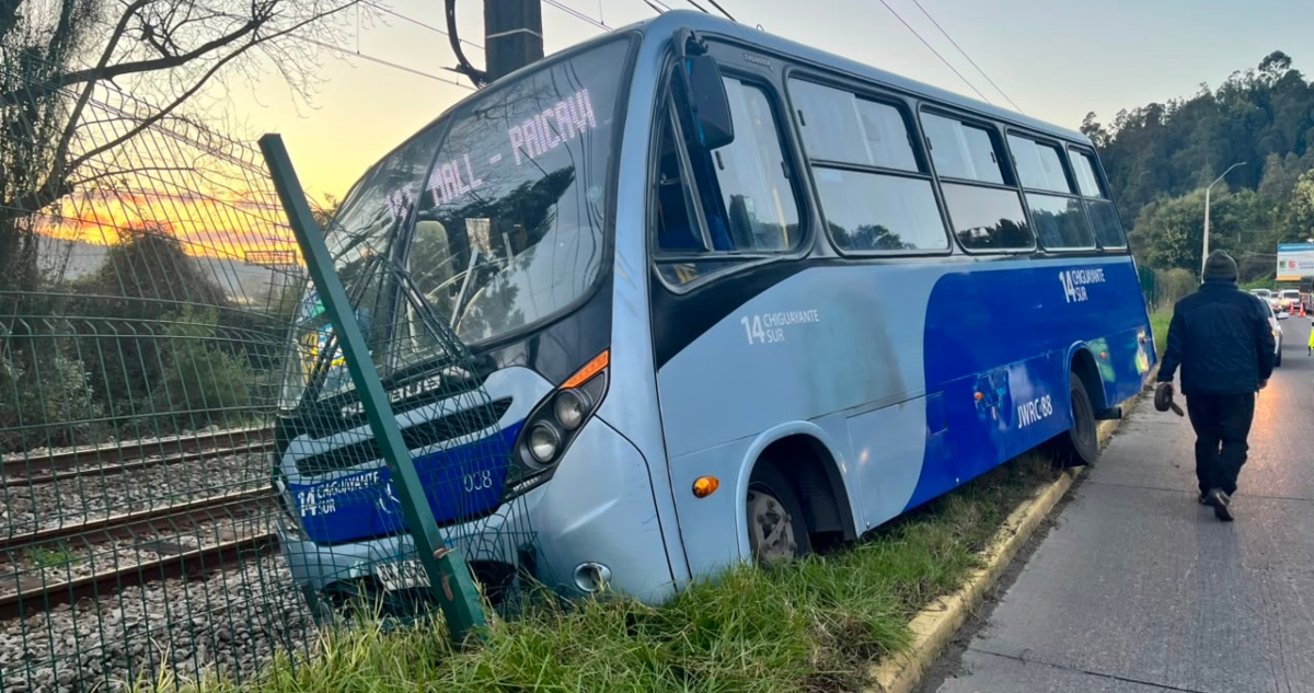 Micro queda a escasos metros de línea férrea en Chiguayante