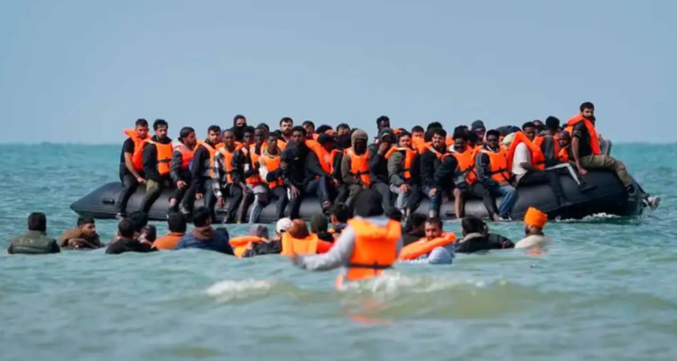 230 migrantes cruzan a Reino Unido en bote inflable