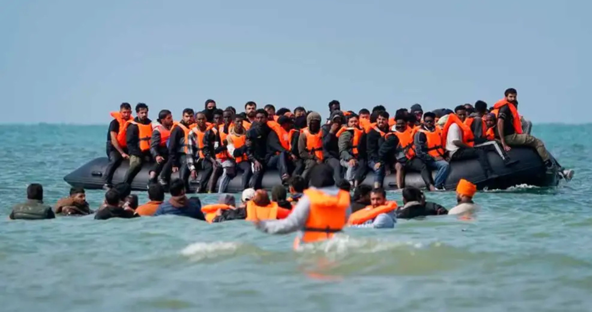230 migrantes cruzan a Reino Unido en bote inflable