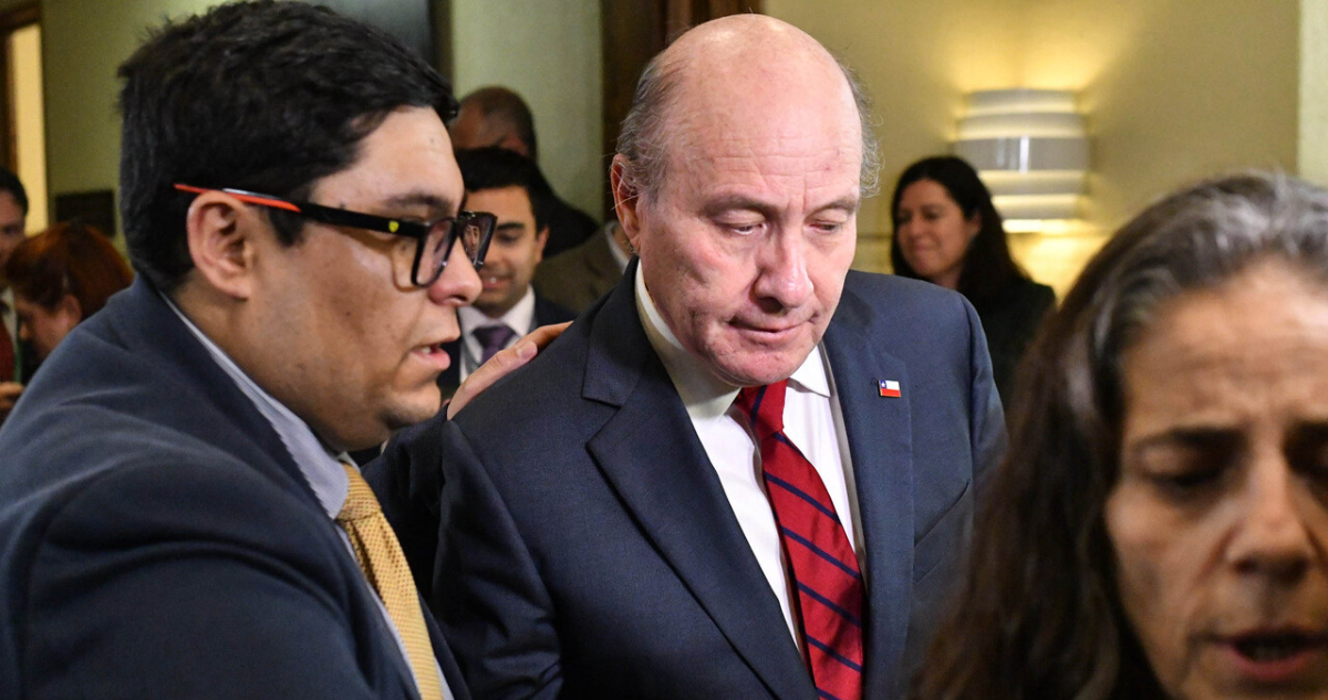 Oposición impulsa comisión investigadora por eventuales conflictos de interés de ministro Quiroz