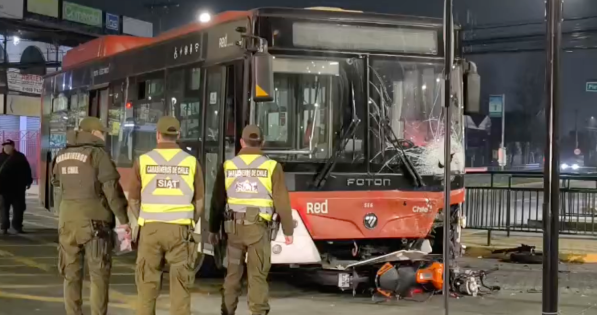 Motociclista muere tras colisión con un bus RED en La Pintana: su acompañante está viva