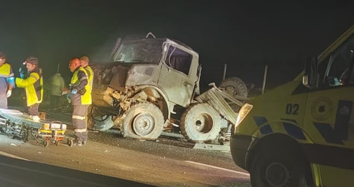 Muere militar tras colisión con camión en Los Ángeles