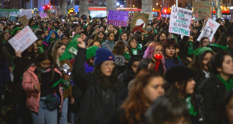 Marcha feminista llegó a La Moneda en rechazo al proyecto "Escucha su corazón"