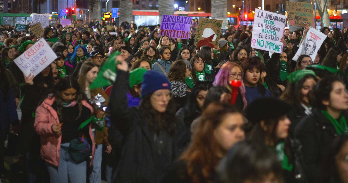 Multitudinaria marcha feminista llegó a La Moneda en rechazo al proyecto “Escucha su corazón”