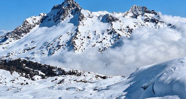 https://media.biobiochile.cl/wp-content/uploads/2026/08/municipalidad-antuco-turistas-nieve-750x400.jpg
